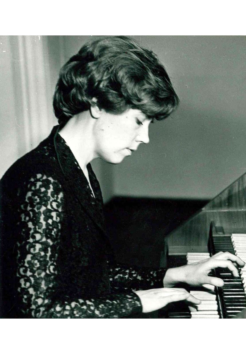 Айна Калнциема 